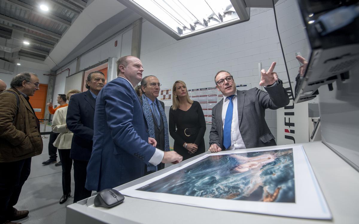 La delegada de Gobierno en Catalunya, María Eugenia Gay; el secretario de Empresa y Competitividad de la Generalitat, Albert Castellanos; el director general de Liberdúplex, Víctor Trillo; y el presidente de Prensa Ibérica, Javier Moll. 