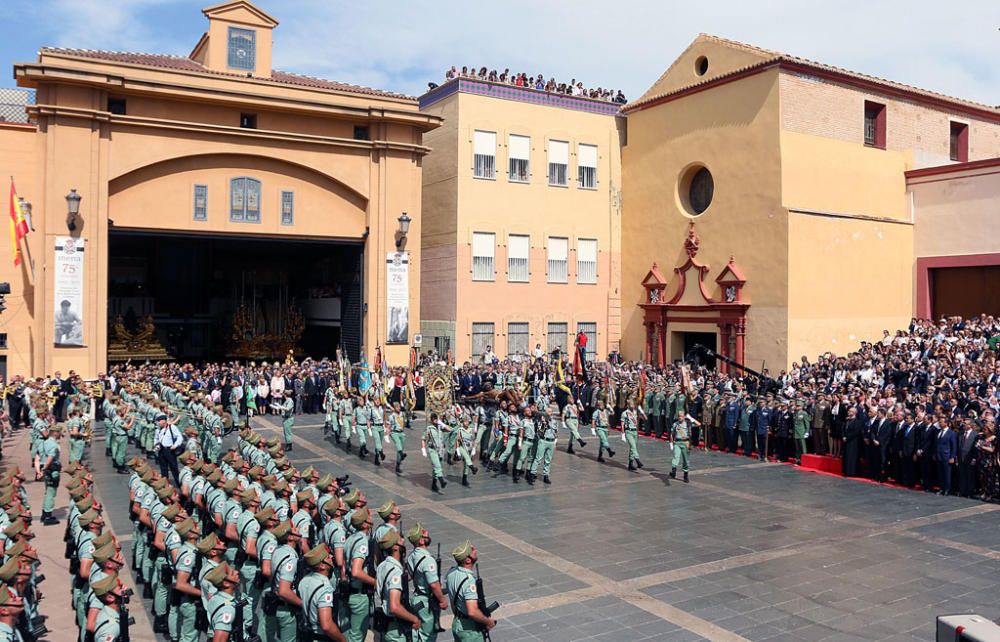 El traslado del Cristo de la Buena Muerte a cargo de la Legión volvió a congregar a numeroso público en la explanada de Santo Domingo