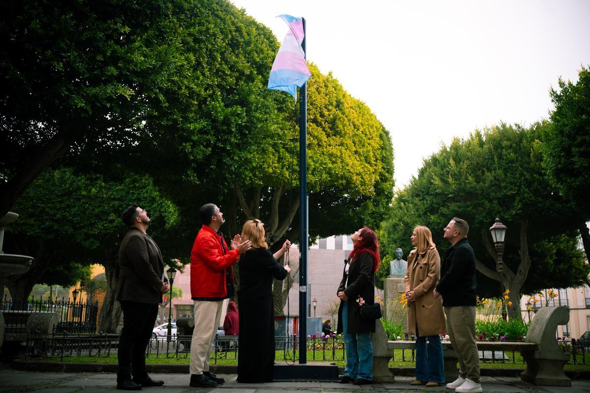 Colocación de la bandera trans.