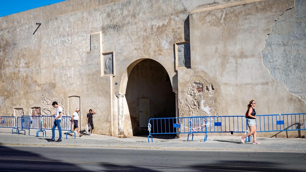 Vallas junto a la puerta de la Trinidad de Badajoz.