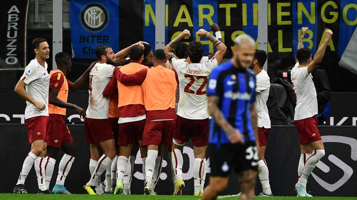 Los jugadores del Roma celebran el triunfo sobre el Inter en San Siro.