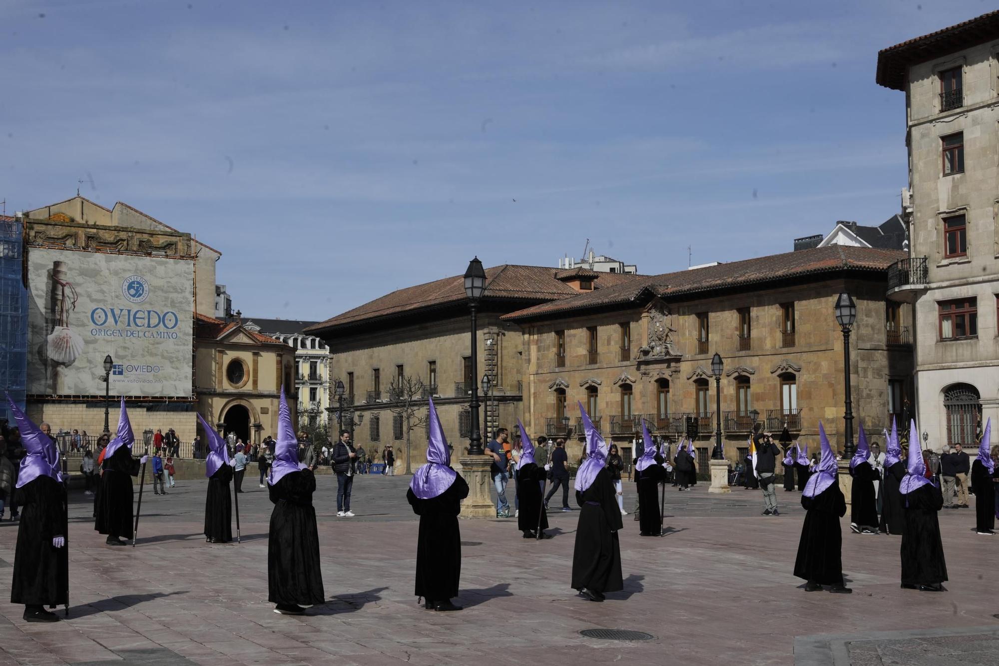 La Dolorosa atraviesa el Oviedo Antiguo: así fue la procesión de la Soledad