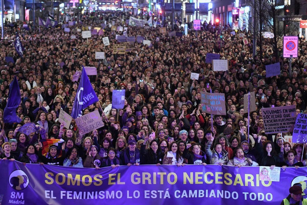 Miles de mujeres en Madrid durante una manifestación por el 8-M