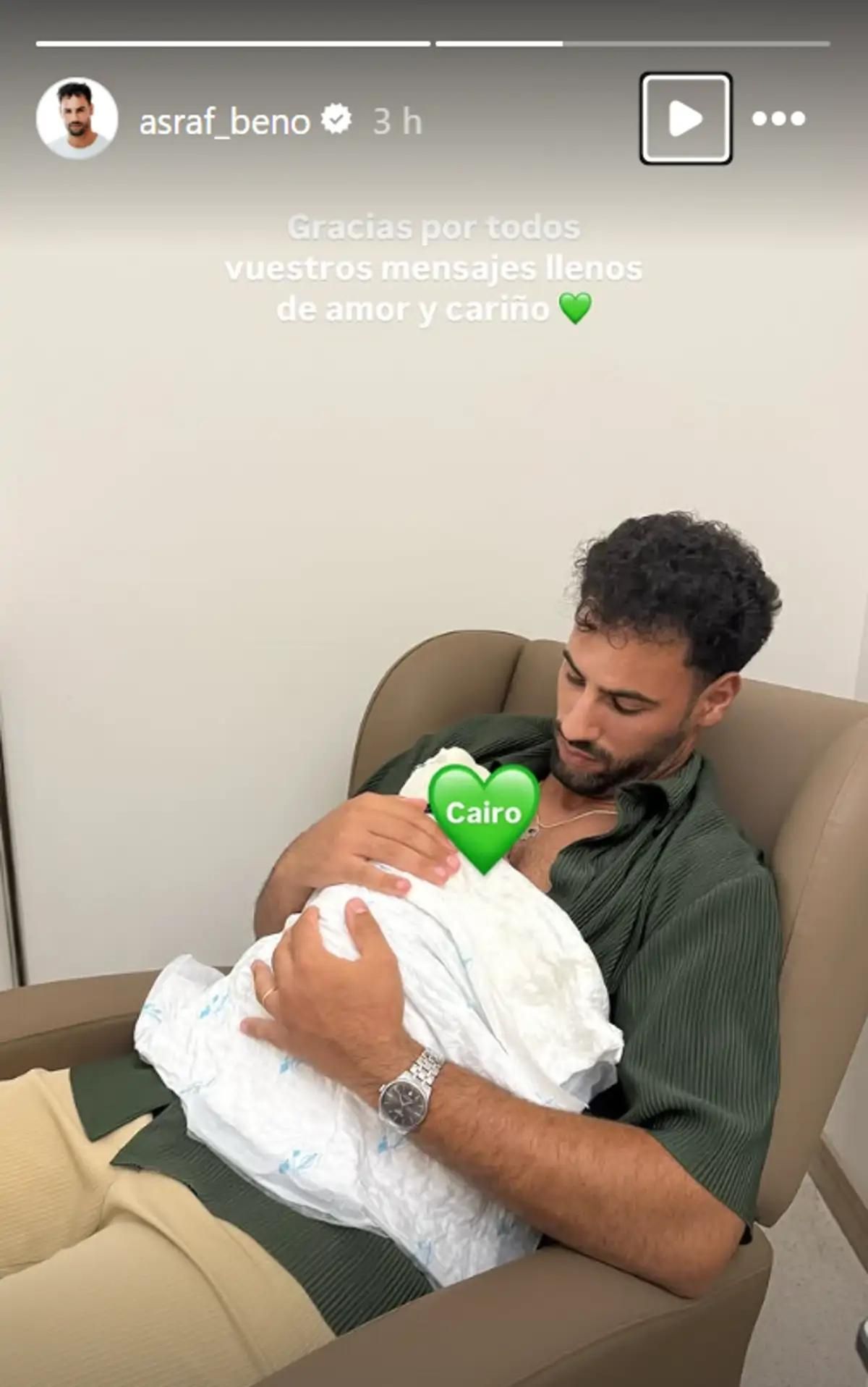 Asraf Beno junto a su hijo recién nacido