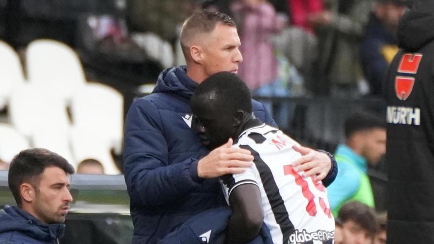 Johan Plat felicita a Mabil en un partido del Castellón en Castalia.