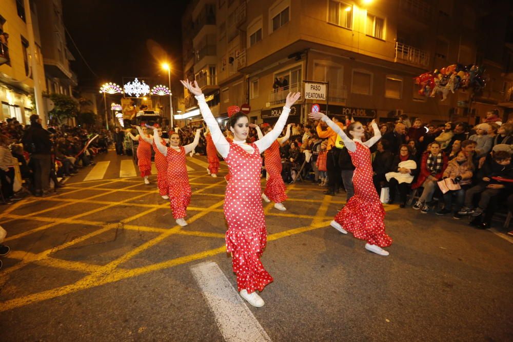 La cabalgata de los Reyes Magos en Elche ha recorrido el centro de la ciudad con 13 carrozas y más de 600 personas