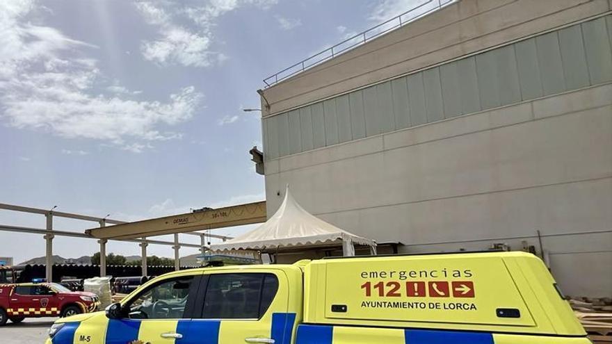 Desalojan a los trabajadores de una fábrica de tubos de Lorca por un incendio con explosiones: "Dentro hay productos inflamables"