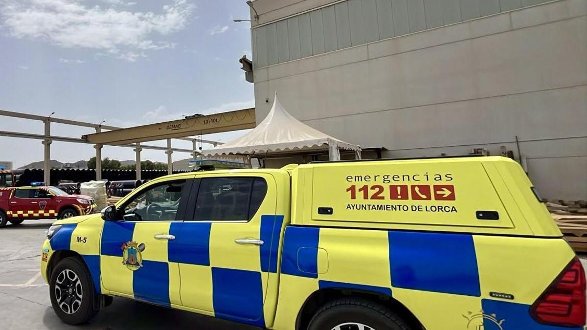 Un vehículo del Servicio de Emergencias y Protección Civil de Lorca, en el lugar del incendio.