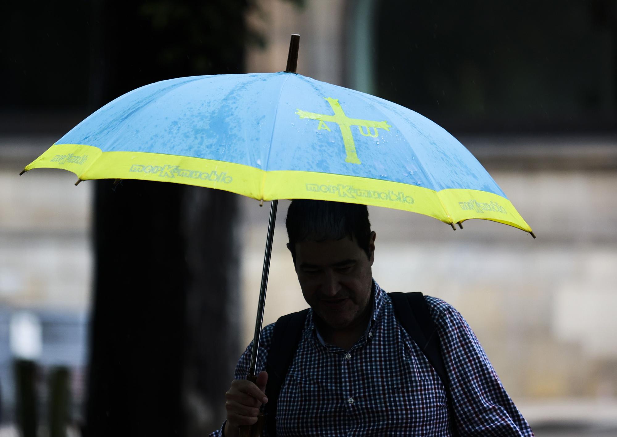 En imágenes: Los turistas, preparados para las lluvias asturianas