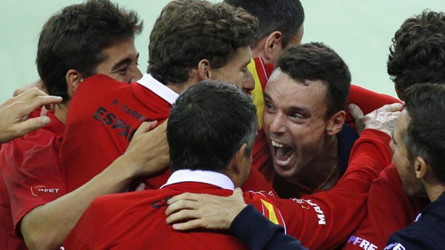 Roberto Bautista celebra con sus compañeros la victoria ante Rumanía