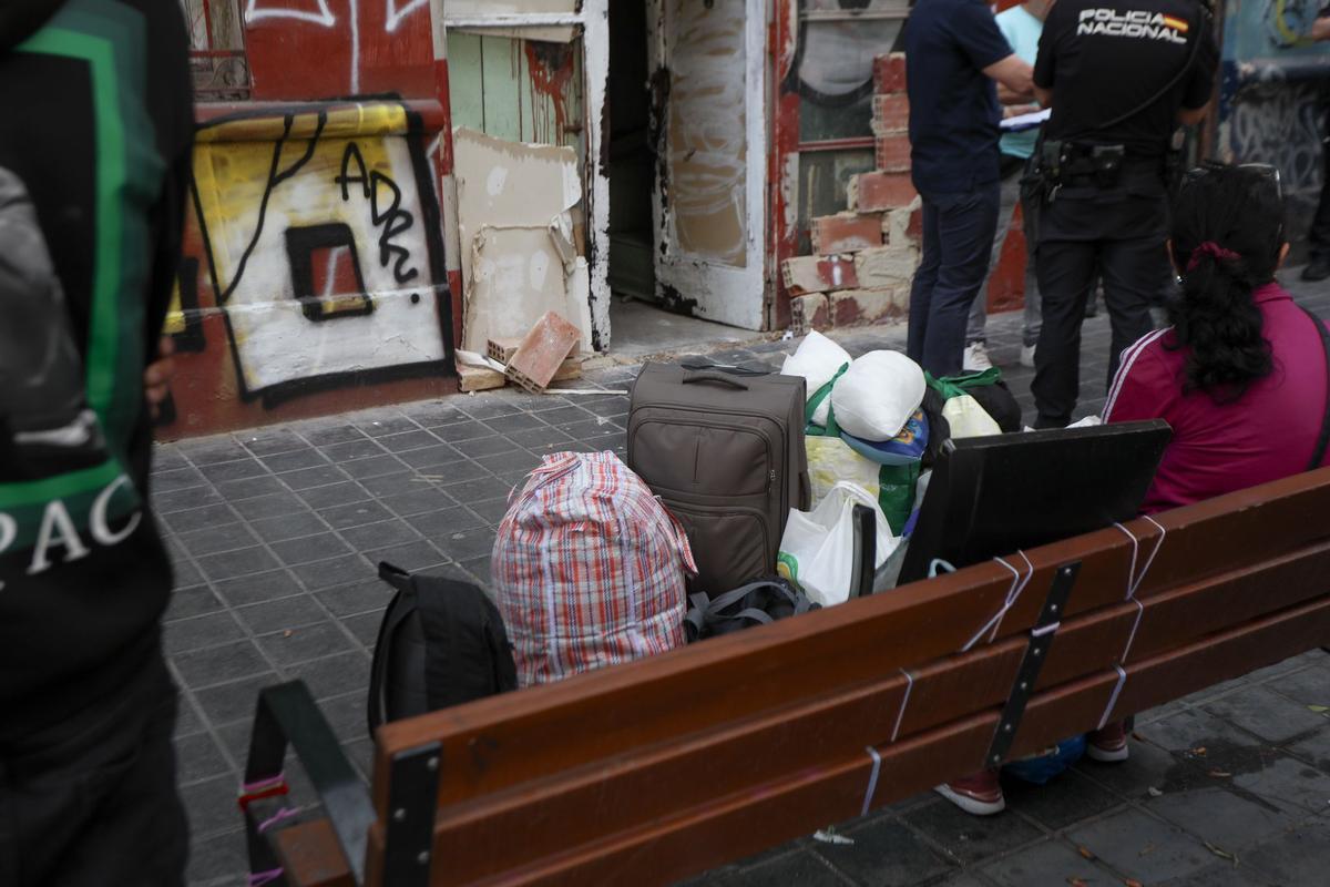 La Policía Nacional desaloja las fincas de Peris i Valero convertidas en vertedero