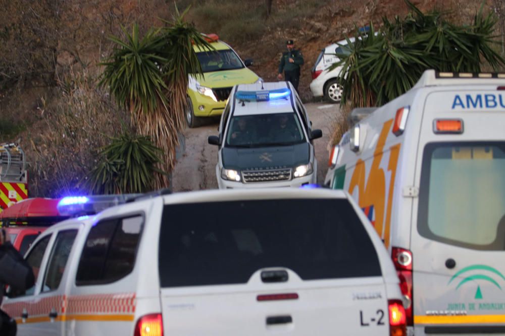 Dispositivo de rescate para el niño de dos años que ha caído por un pozo de 150 metros en Totalán.