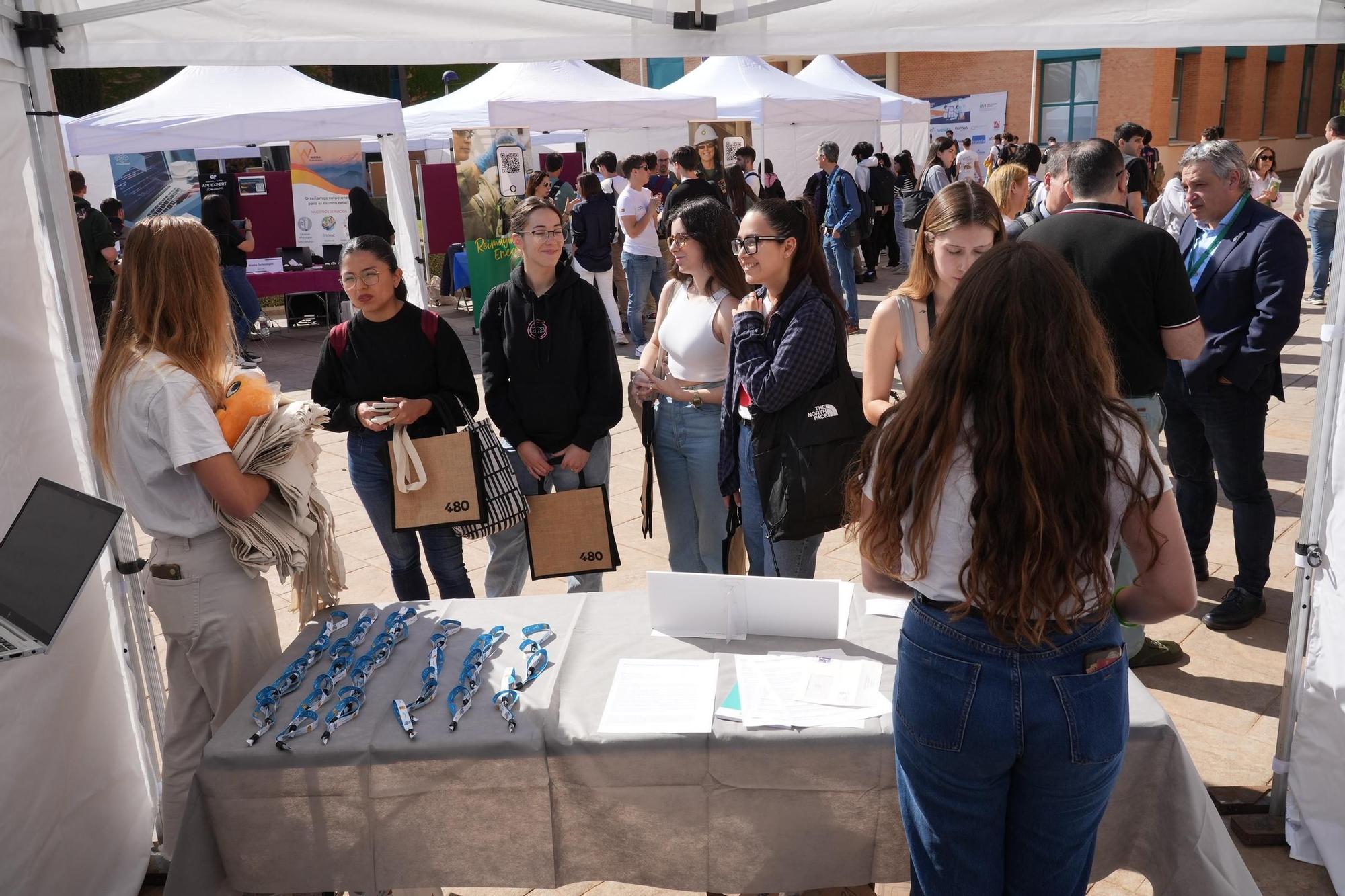 Más de mil universitarios aspiran a un empleo en la industria 5.0 de Castellón. Así ha sido la Feria de Empresas de la UJI.