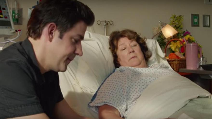 Una escena de &#039;Los Hollar&#039; con John y su madre en el hospital