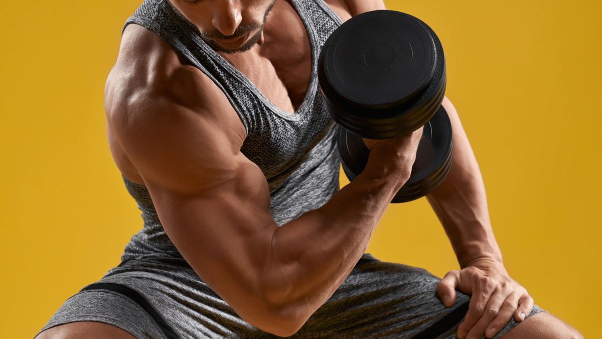 ¿Cómo aumentar el tamaño de tus brazos en el gimnasio?