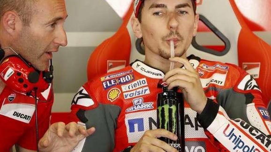 Lorenzo, relajado ayer en boxes.