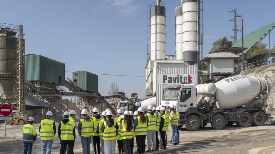 Los alumnos del campus que participaron en la visita a la cantera de Pavitek. | LNE