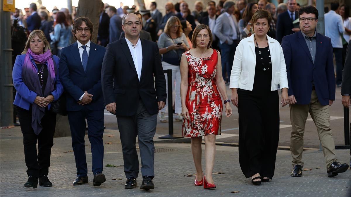 Miembros de la Mesa del Parlament, encabezados por Carme Forcadell, ante el monumento.