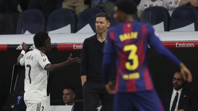 Vinicius protesta a Xabi Alonso por su sustitución en el Real Madrid - Barça del 26 de octubre de 2025