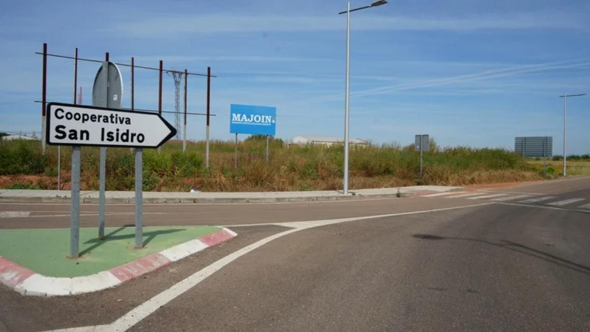 Vial del acceso a la cooperativa de San Isidro, en Villanueva de la Serena.