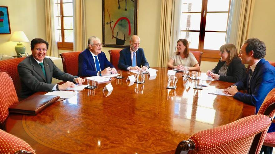 Imagen de la reunión ayer en el Consolat de Mar entre Armengol, el secretario de Estado de Energía y el consejero delegado de Endesa