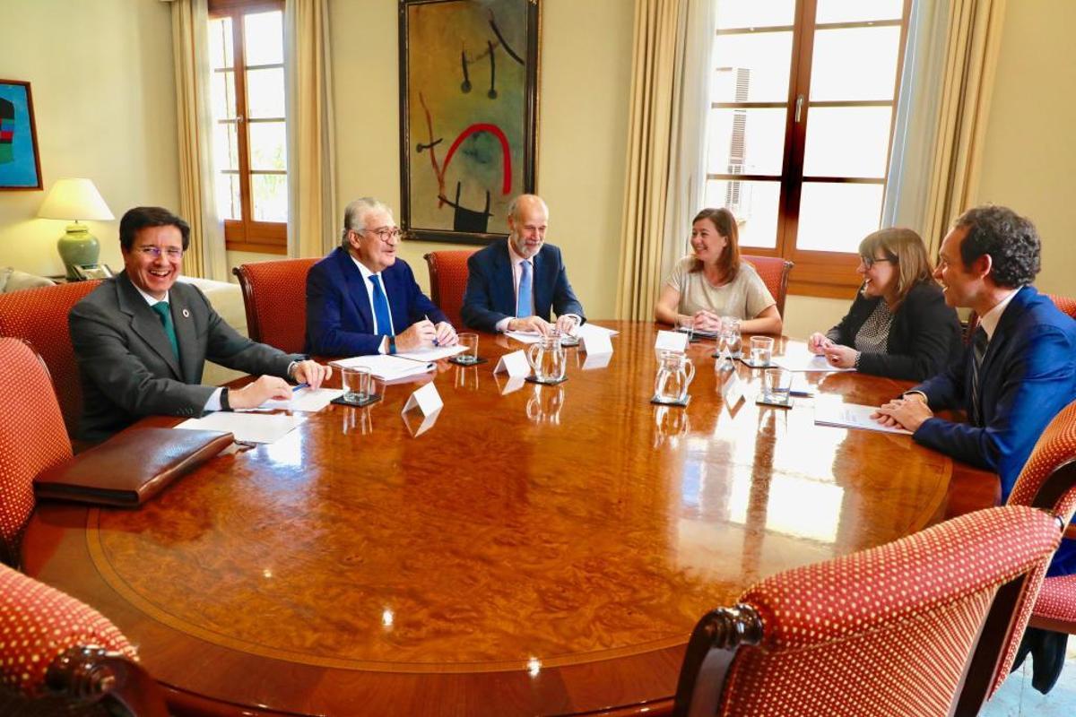 Imagen de la reunión ayer en el Consolat de Mar entre Armengol, el secretario de Estado de Energía y el consejero delegado de Endesa