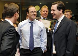 El ministre de Finances britànic, George Osborne (dreta), conversa amb el seu homòleg suec (centre), avui, a Brussel·les.