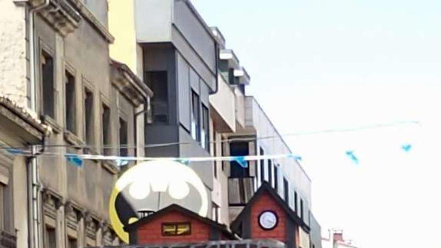 A la izquierda, Mortadelo y Filemón, caracterizados como Batman y Robin, en la carroza de los &quot;Barettini&quot;; a la derecha, un participante baila por las calles de Laviana.