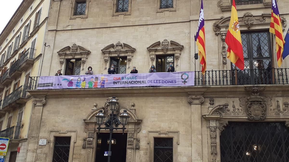 La pancarta en homenaje del Día Internacional de la Mujer Trabajadora ha sido colgada esta mañana en Cort.