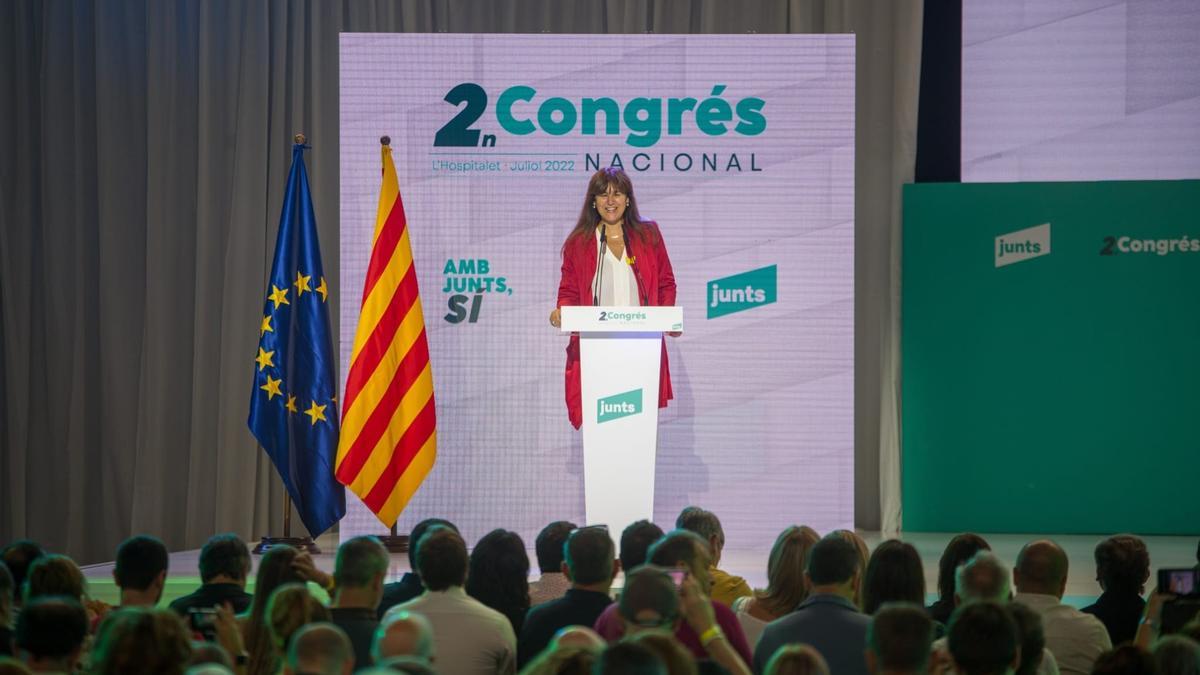 La presidenta de Junts, Laura Borràs, en su intervención al inicio de la segunda parte del congreso del partido que celebran en L&#039;Hospitalet de Llobregat (Barcelona)