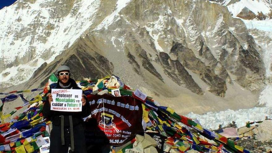 Boyano con un cartel referido a la protección de las montañas.