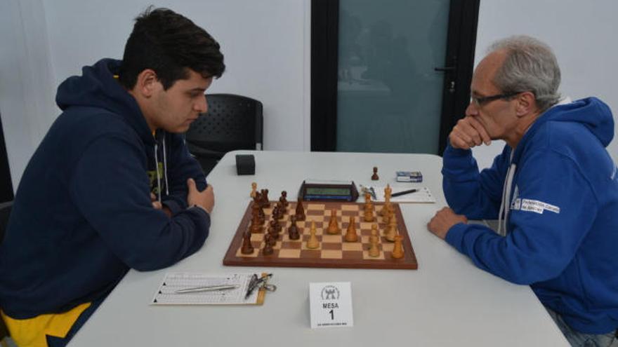 Alejandro Uzcategui, a la izquierda, frente a Alfredo Brito.