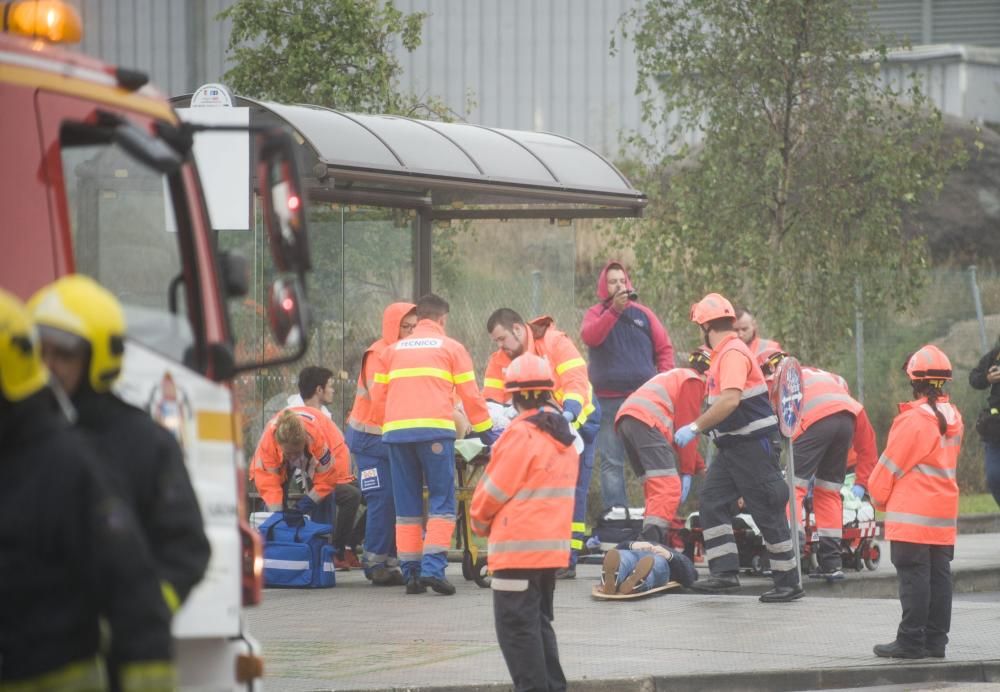 Bomberos y personal de los equipos de emergencias ensayan cómo intervenir en caso de accidente con mercancías peligrosas