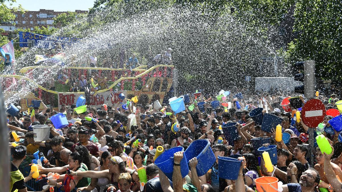 Archivo-  La Cofradía Marinera de Vallecas convoca la tradicional Batalla Naval de Vallecas, una fiesta de agua y reivindicación que se celebra desde 1982 en este barrio madrileño, interrumpida solo por la pandemia y que este año tiene como lema 'Frente a los discursos de odio, ¡¡mójate!!', este domingo en Madrid.