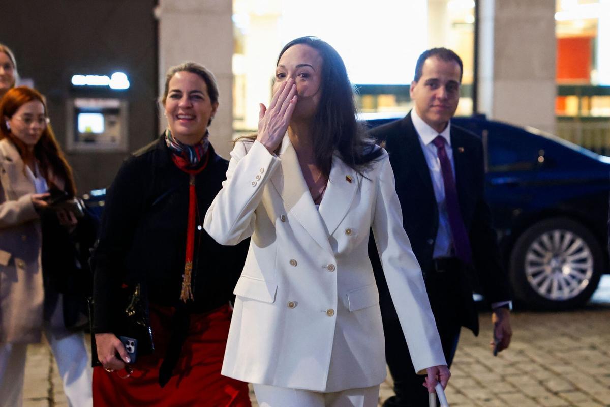 La premio Nobel de la Paz, María Corina Machado, se besa a sus seguidores mientras camina hacia el Parlamento para una visita en Oslo el 11 de diciembre de 2025. Machado llegó a Oslo horas después de que el premio de la líder de la oposición venezolana fuera recogido en su nombre por su hija. (Foto de Odd ANDERSEN / AFP)