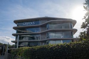 La familia Grifols negocia con Brookfield una OPA conjunta por el 100% de la empresa