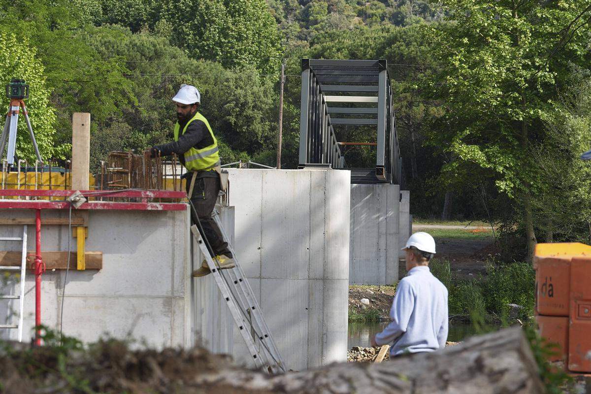 Les imatges de les obres de la passera per travessar el riu Ter al Gironès