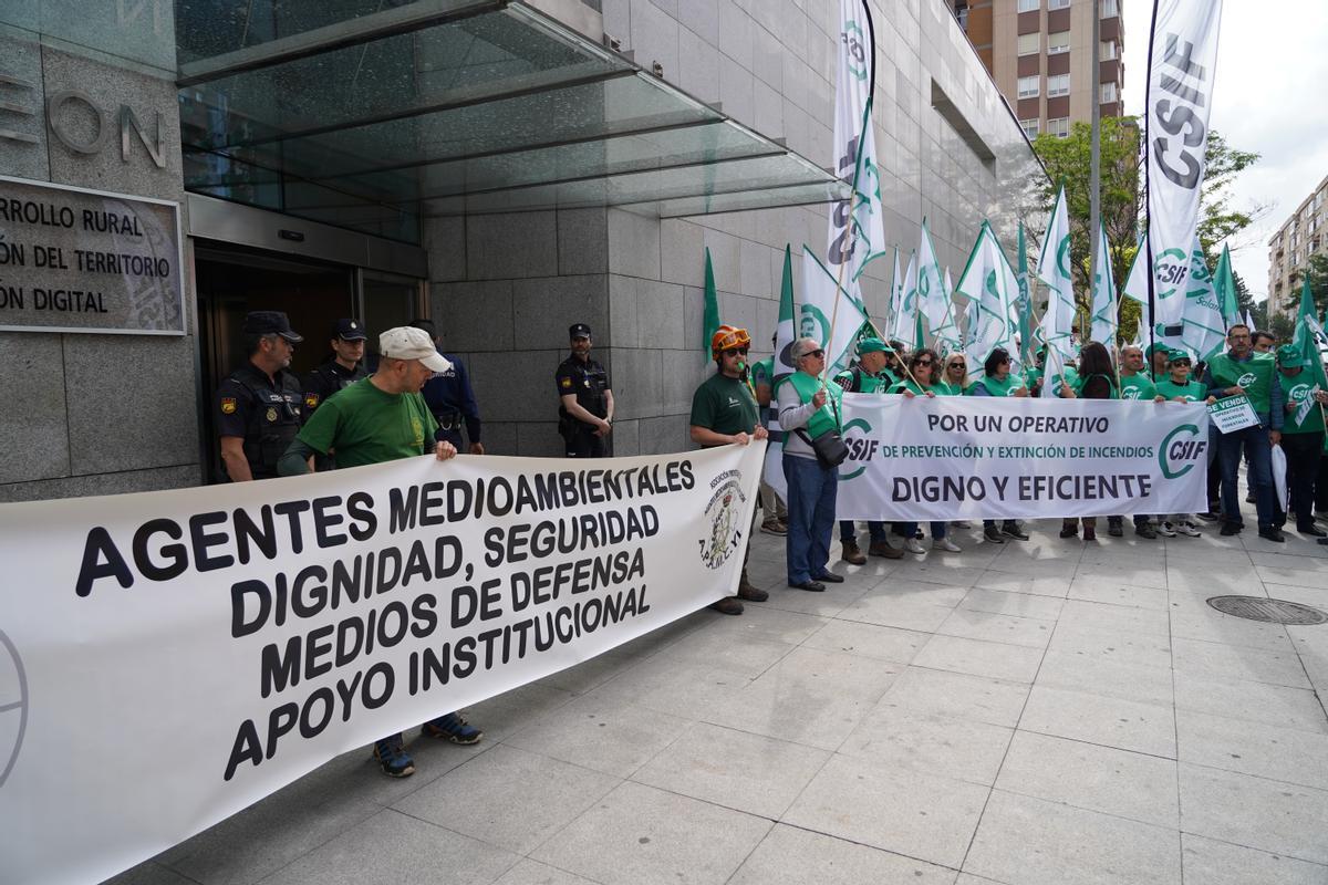 Protesta de los trabajadores del operativo de incendios.