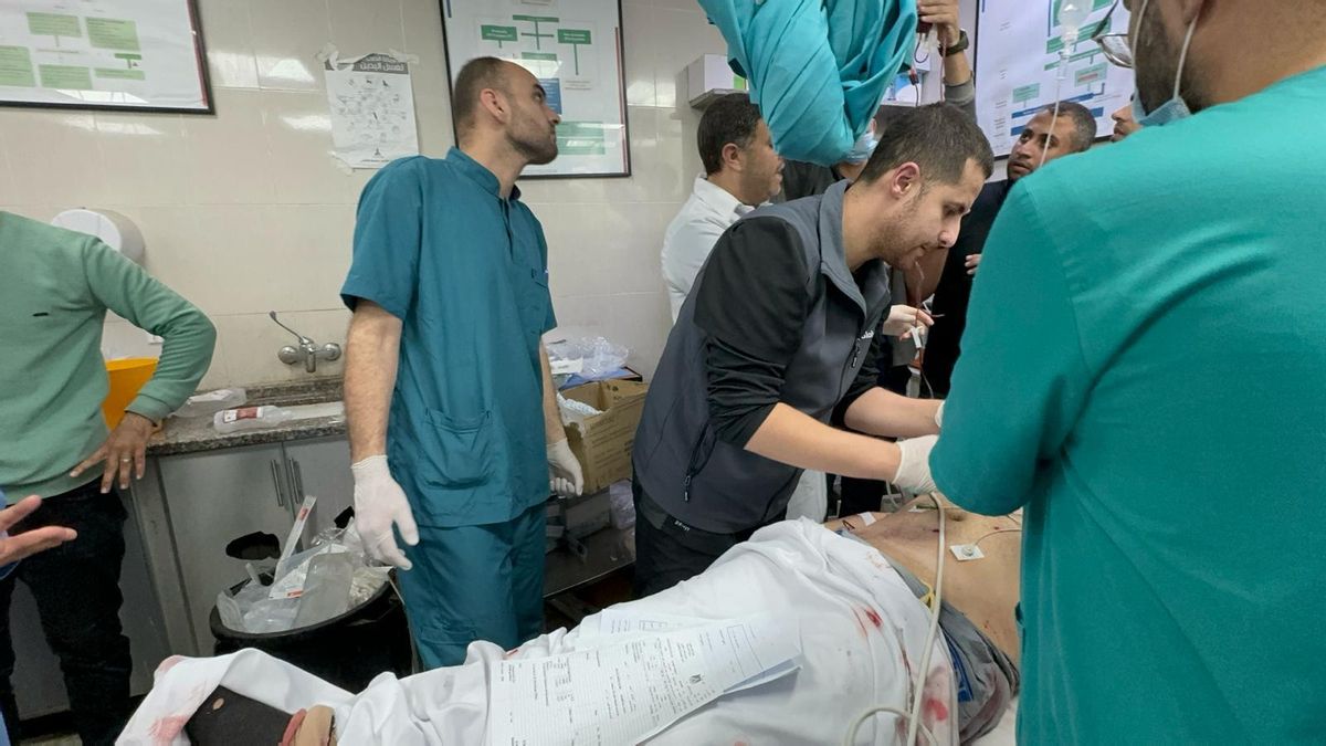 El doctor Thaer Ahmad (chaqueta negra y gris) operando en Gaza.