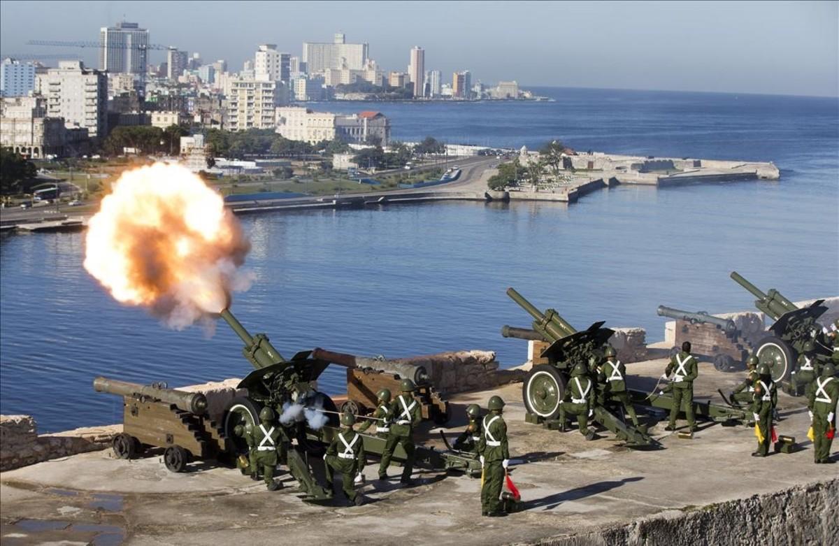 jjubierre36446033 an honor guard fires blank shots honoring the late fidel cas161128163405