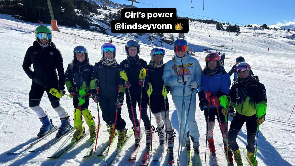 Lindsey Vonn con esquiadoras de competición en Baqueira Beret, este miércoles 28 de diciembre de 2022.