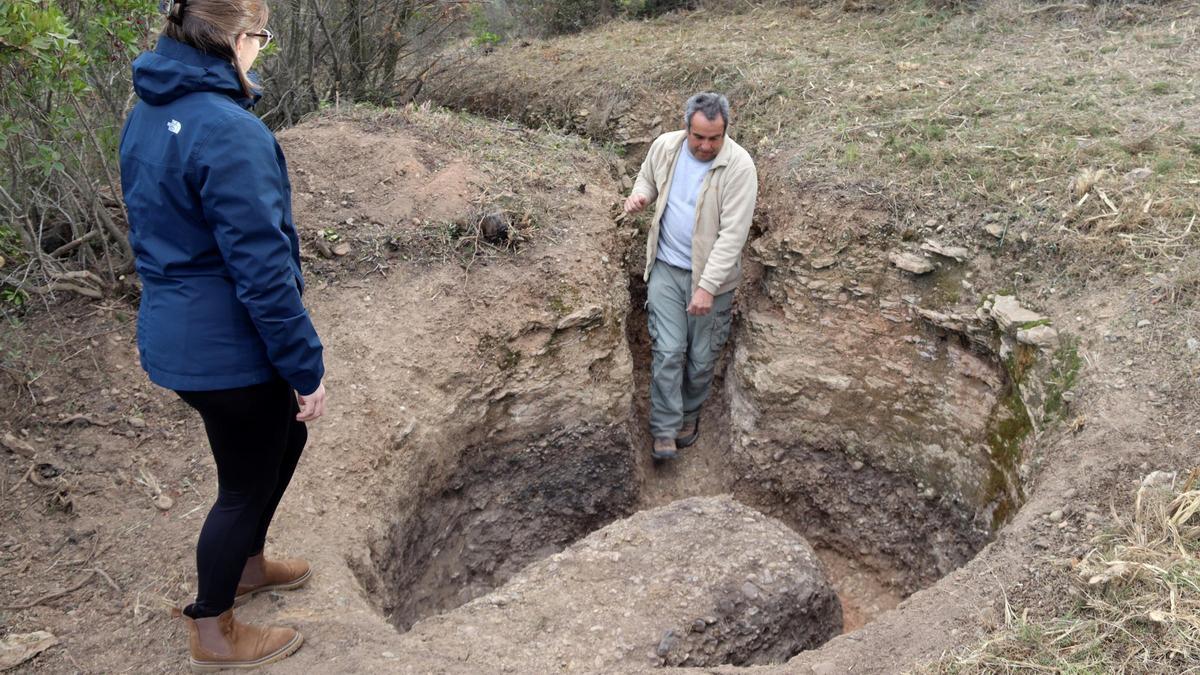 Pere Tardà, responsable de Cat Patrimoni, mostra alguns dels nius de metralladora ja excavats