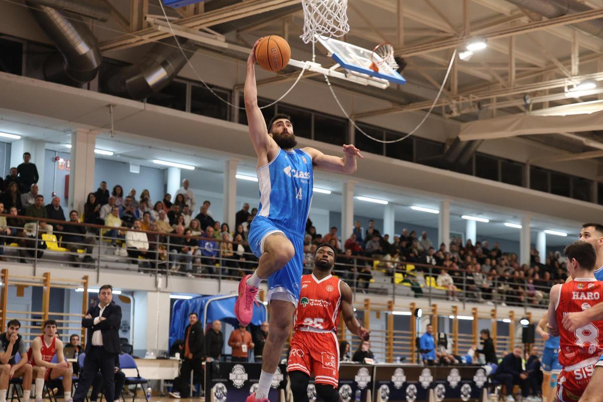 Gómez salta hacia la canasta