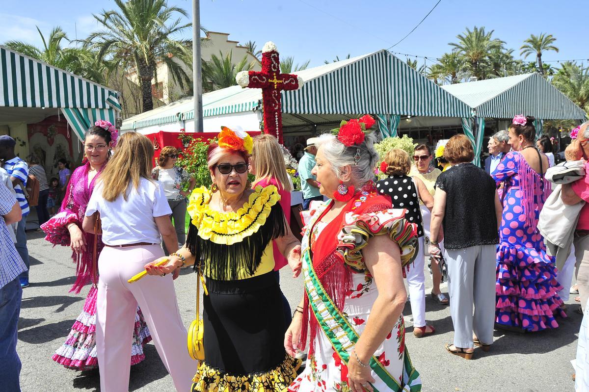 Mujeres vestidas de sevillana durante la feria andaluza este sábado en Elche