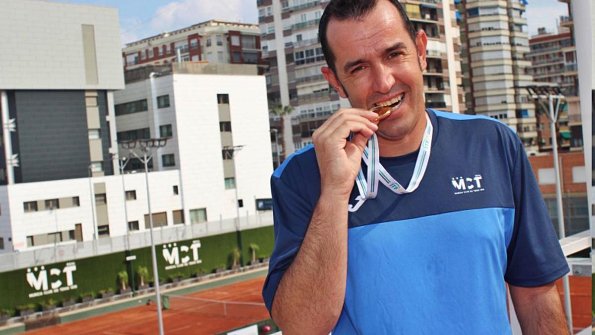 Antonio Alcaraz muerde la medalla de oro en el Mucia Club de Tenis