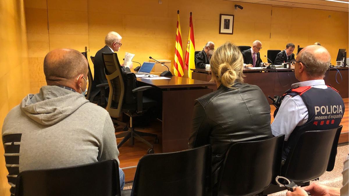 L&#039;acusat, a l&#039;esquerra, durant la primera sessió del judici a l&#039;Audiència