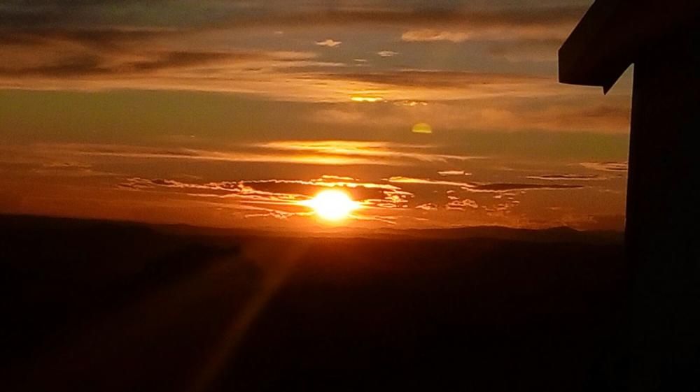 Un ocàs roig. Des del poble de Pinós es va gaudir d’aquesta esplèndida posta de sol rogenca.