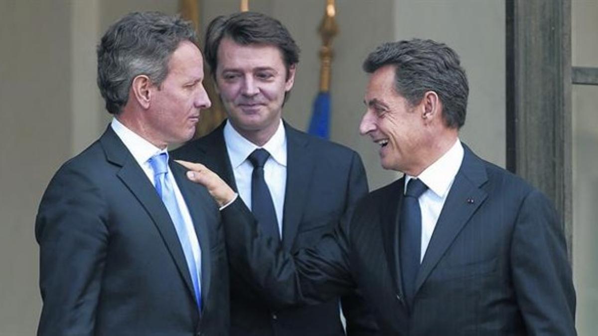 El presidente francés, Nicolas Sarkozy (derecha), se despide del secretario del Tesoro de EEUU, Timothy Geither (izquierda), en París.