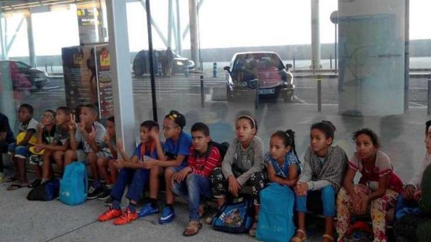 Los niños saharauis acogidos este verano en O Morrazo, a su llegada al aeropuerto. // F.Blanco