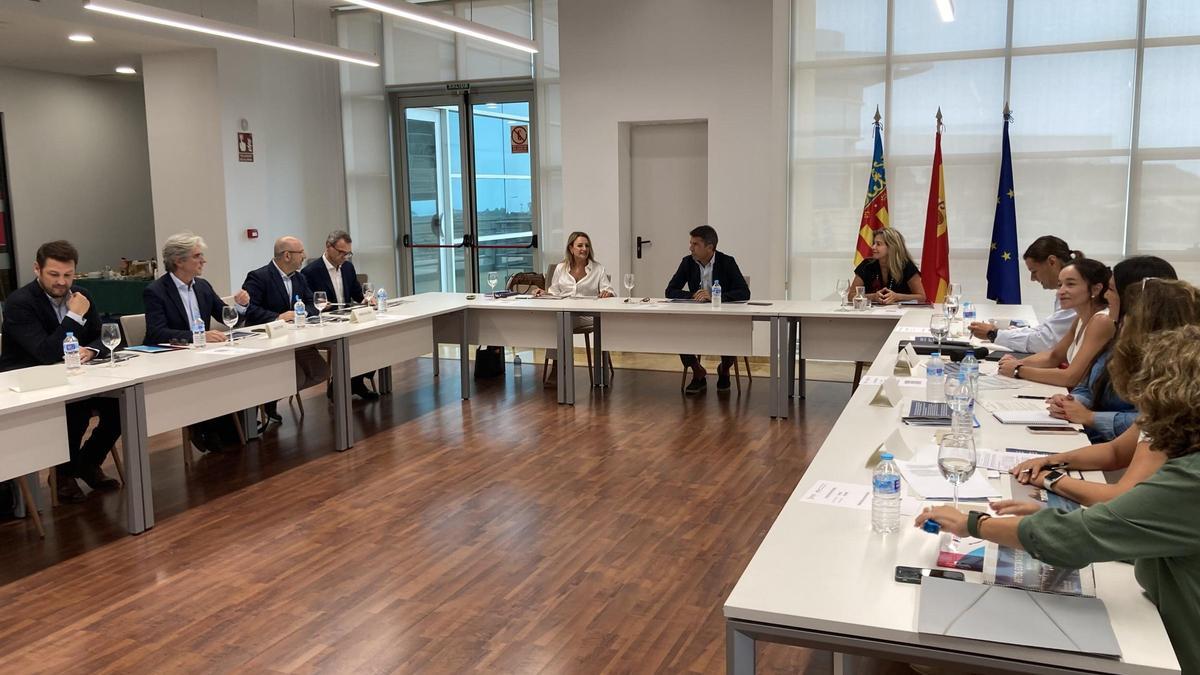 Nuria Montes y Carlos Mazón reunidos con el equipo de la Conselleria de Innovación a prinipios de septiembre.